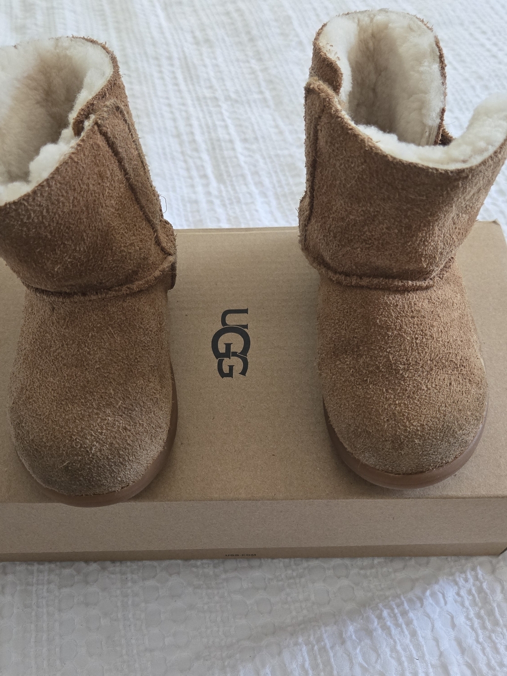 UGG Classic Chestnut Kids Shearling Boots Size 6 Toddlet